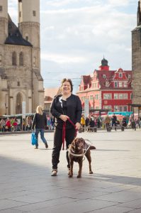 Portraitaufnahme auf dem halleschen Marktplatz mit meinem Blindenführhund Lisa