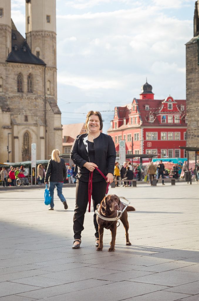 Portraitaufnahme auf dem Halleschen Marktplatz mit meinem Blindenführhund Lisa